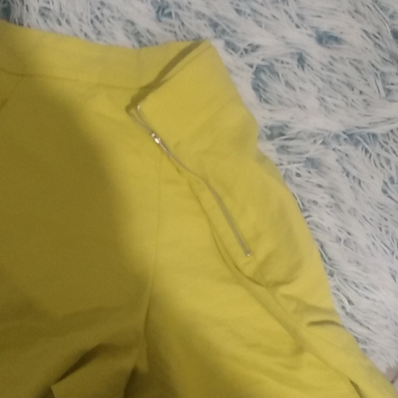 Short  Sara - Picture 2 of 4